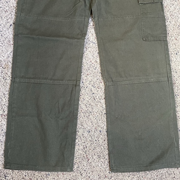 Army Green Women’s Cargo Pants NWOT - Picture 4 of 9